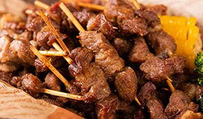 食尚是個(gè)輪回？迷你肉串走紅，東方甄選、大莊園、大希地、皓月等集體“擼小串”